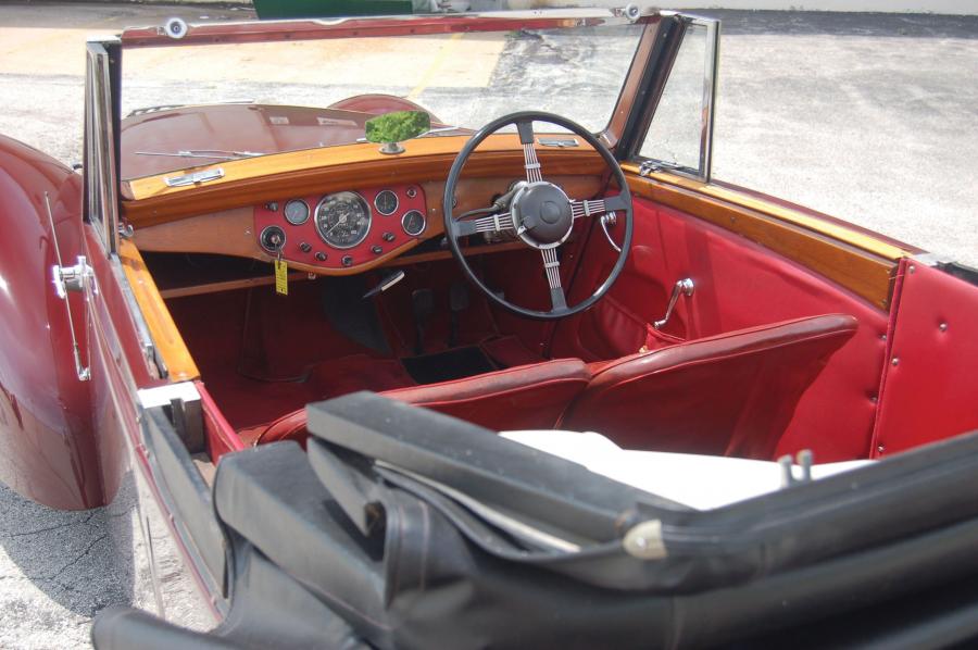 Интерьер Allard M1 Drophead Coupe 1949 года  (фото 2 из 4)